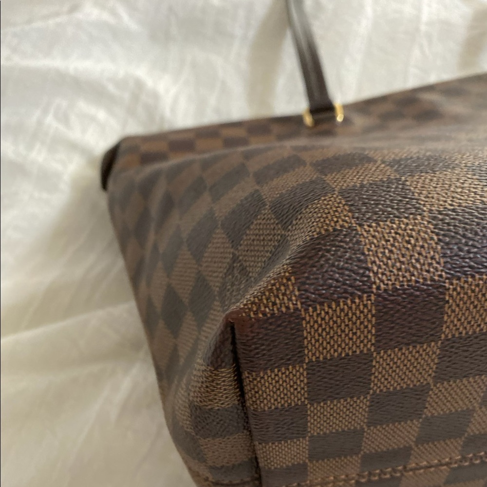 Authentic Louis Vuitton bag, comes shaper, and duster. In mint condition